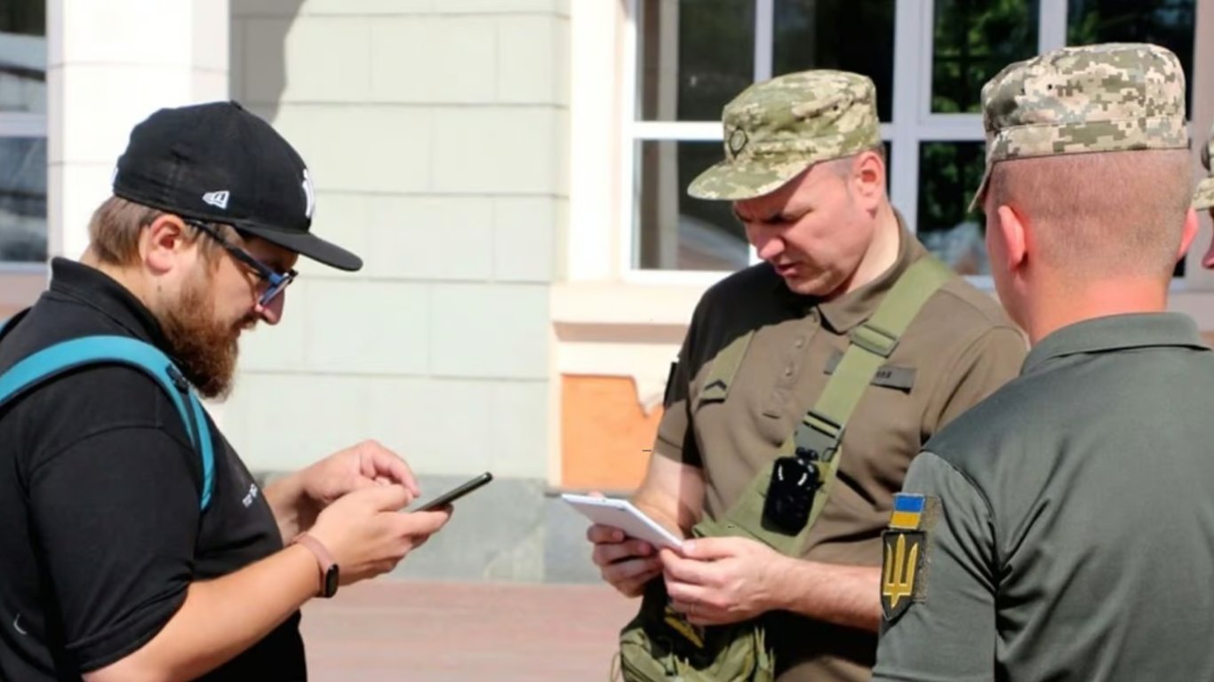 За ноги, за руки и в бус — понедельник в Одессе начался со скандала с военными