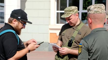 За ноги, за руки та в бус — понеділок в Одесі почався зі скандалу з військовими - 290x160