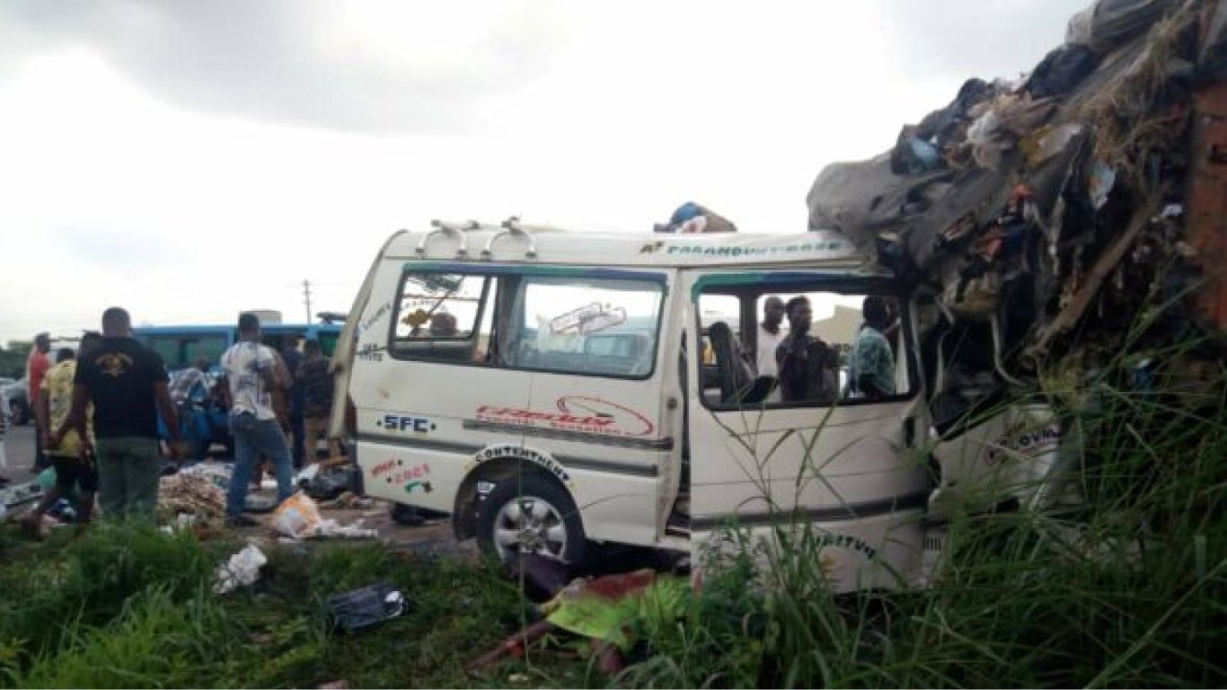 В Нигерии автобус врезался в грузовик, погибли десять человек
