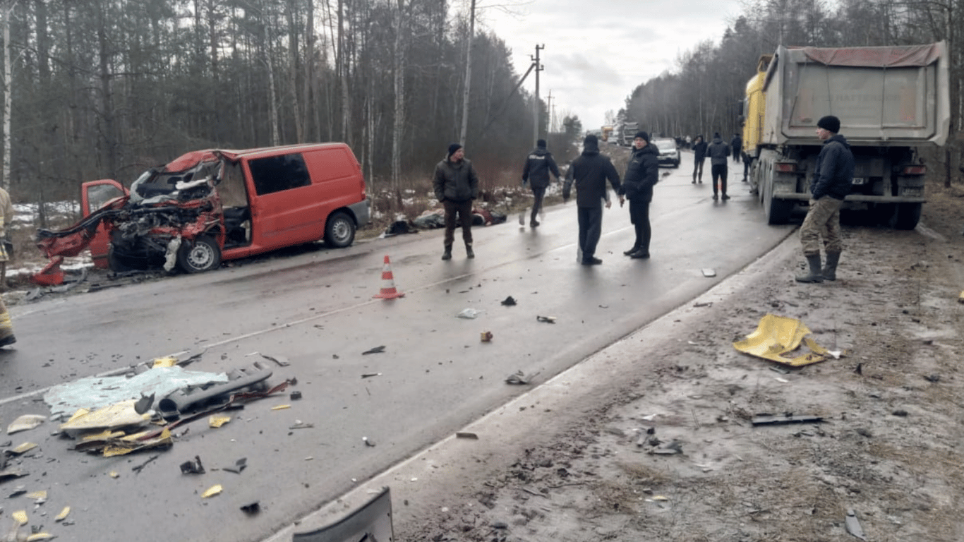В Ровенской области микроавтобус столкнулся с грузовиком — сиротами остались 13 детей