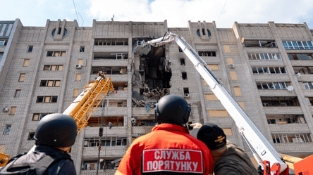 Удар РФ по багатоповерхівці в Харкові: під завалами ще можуть бути люди - 290x166