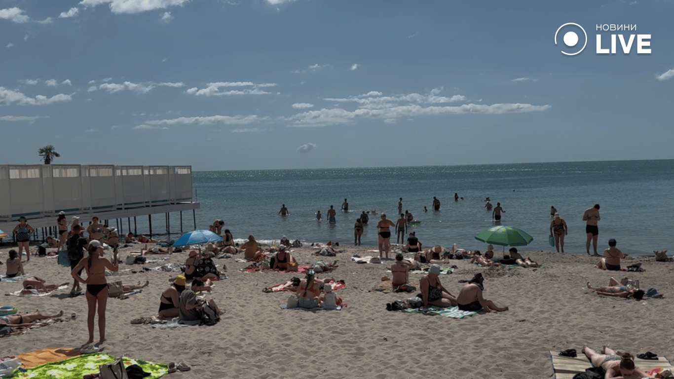 Люди відпочивають біля моря