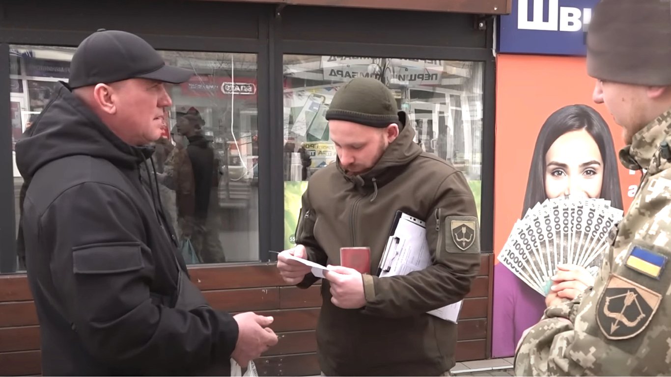 Чи мають право ТЦК забирати військовий квиток