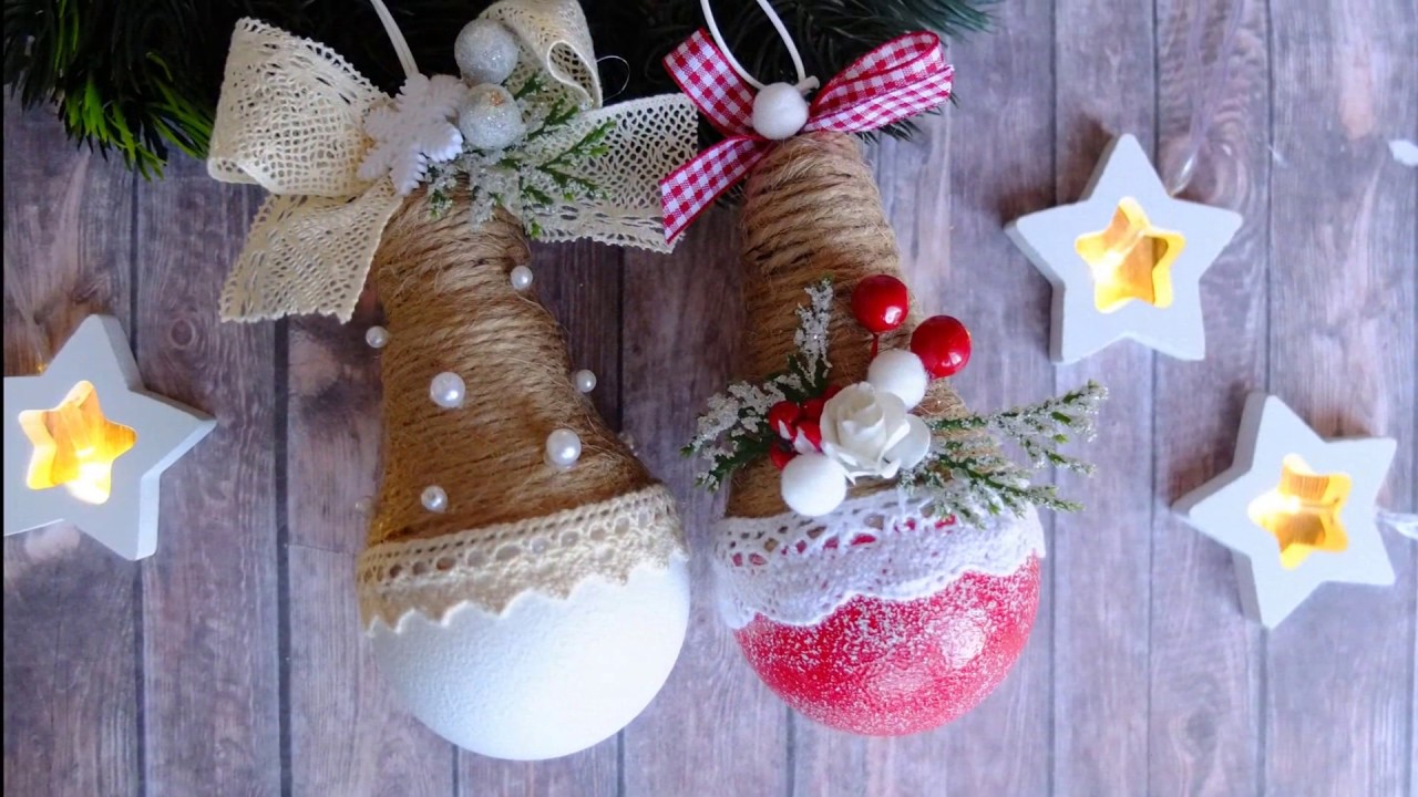 Новорічні прикраси з лампочок, декоровані стрічками, тканиною та біжутерією