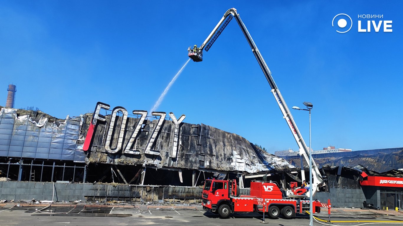 Надзвичайники гасять  розбитий гіпермаркет