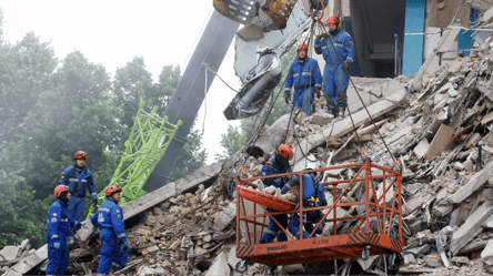 У Києві під завалами може ще перебувати до 14 осіб — що відомо - 285x160