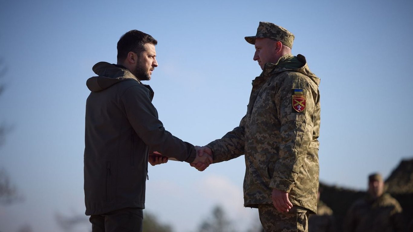 Зеленський нагородив українських військових, які святкують професійні дні