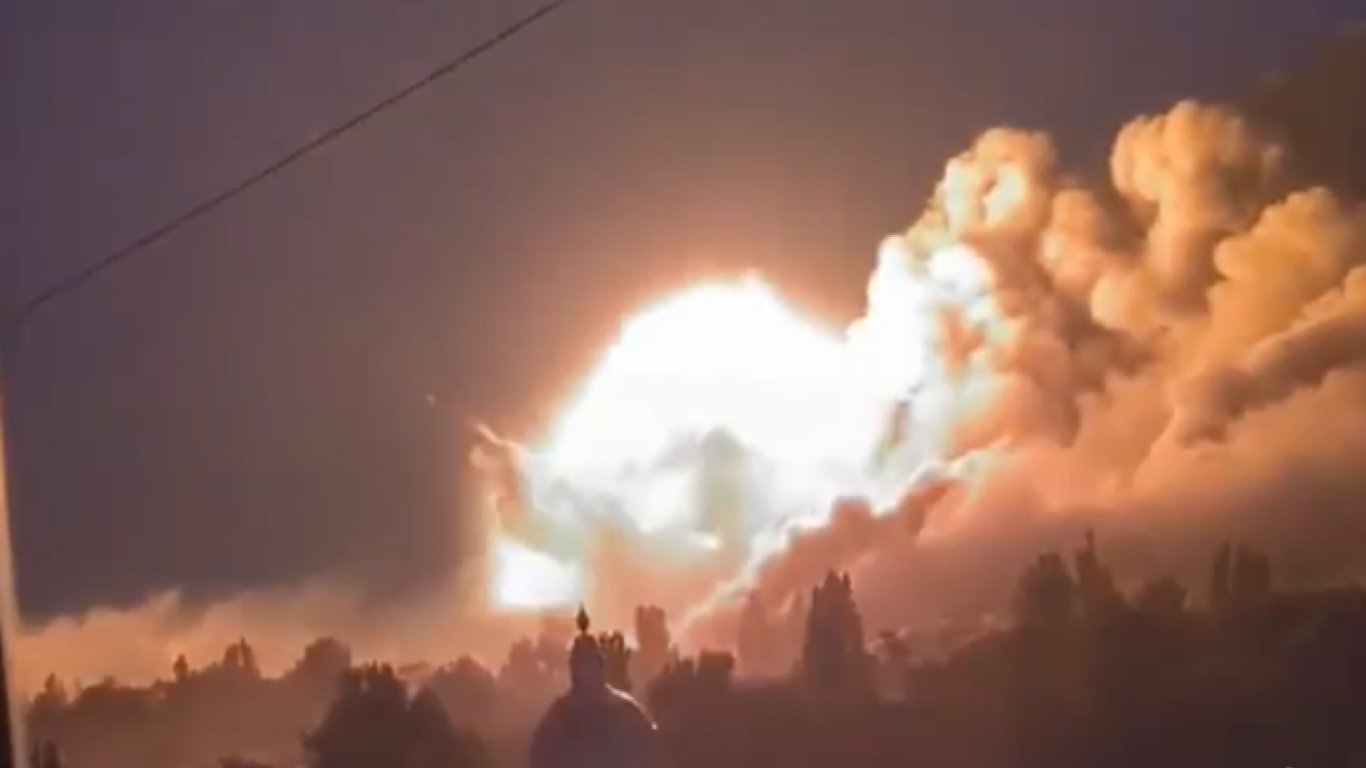 У мережі з'явилося відео нічних вибухів російських складів у Макіївці