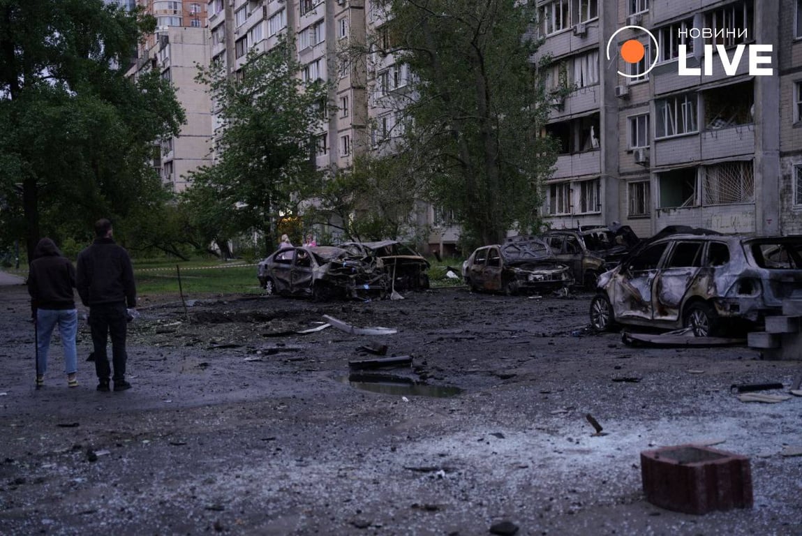 Вирви та руїни — фоторепортаж наслідків нічної атаки РФ на Київ - фото 4