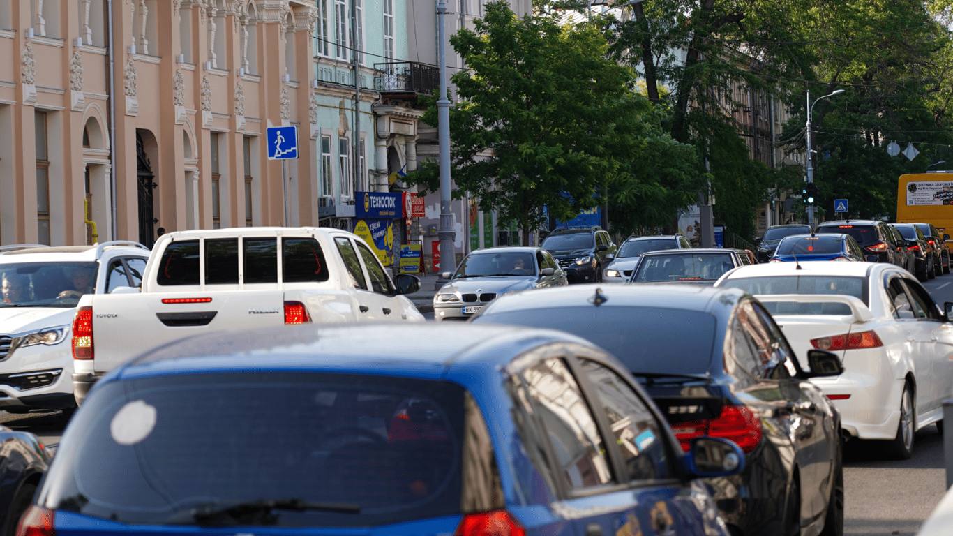Паливо знову дорожчає: одесити готуються економити