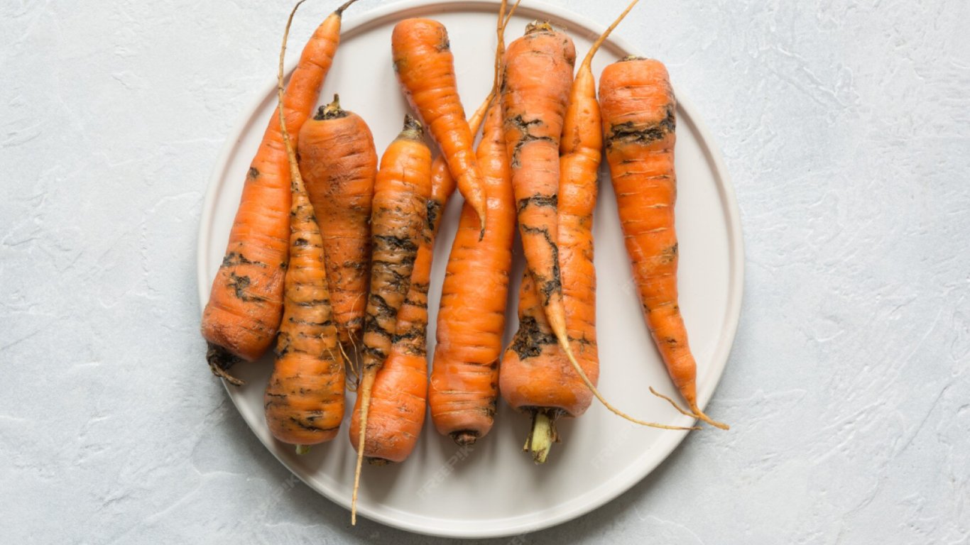 Зіпсована морква у тарілці.