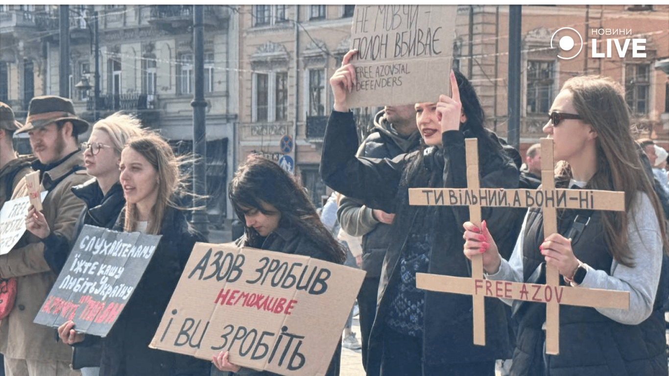 Люди з плакатами у Львові 30 березня