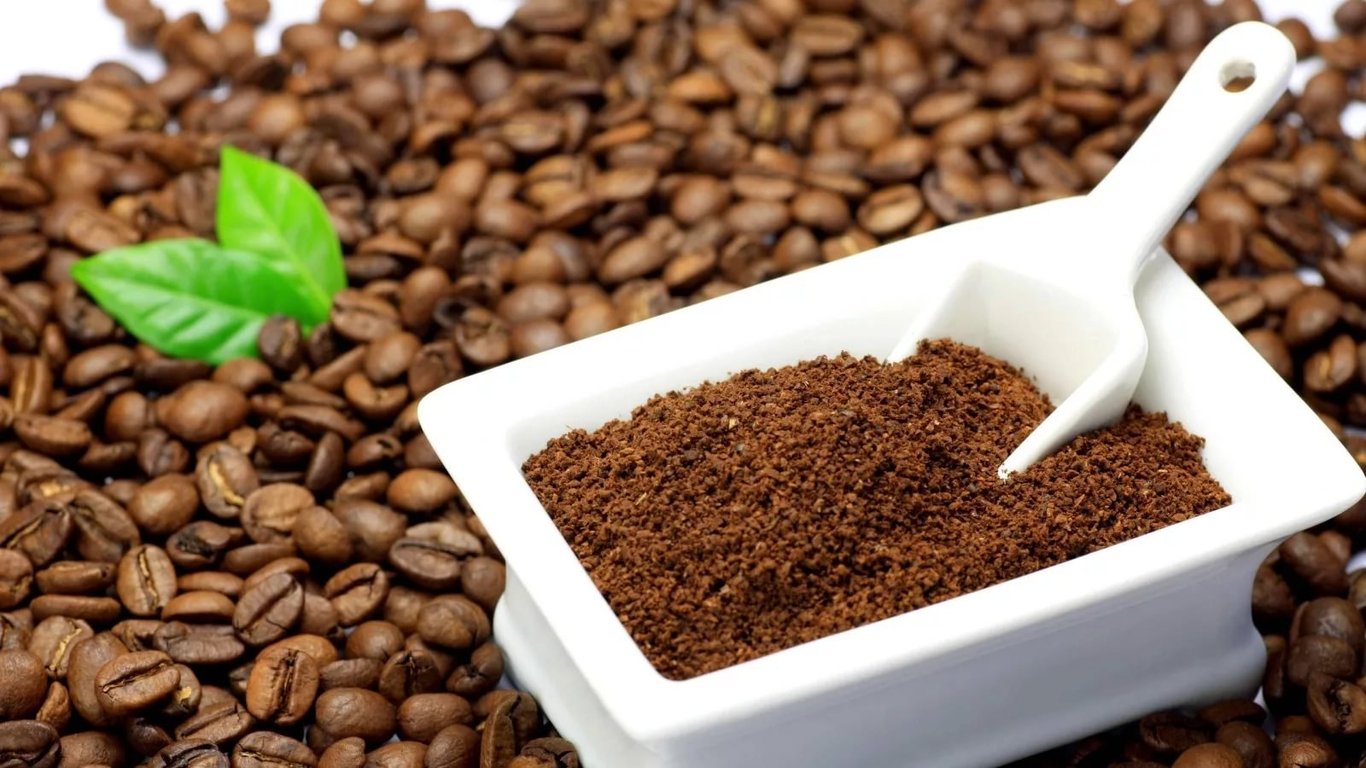 Измельченные кофейные зерна в тарелке