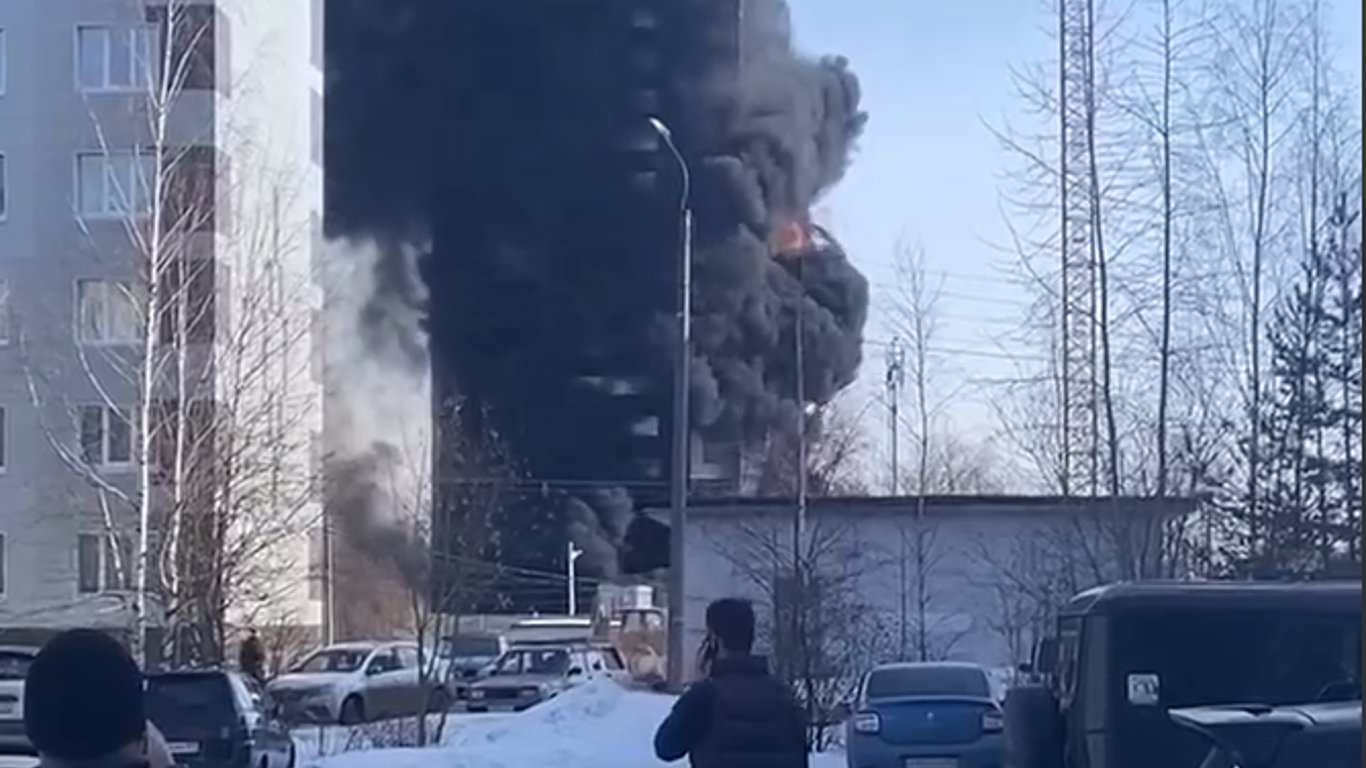 В Твери произошел сильный пожар в многоэтажке — огонь охватил все здание
