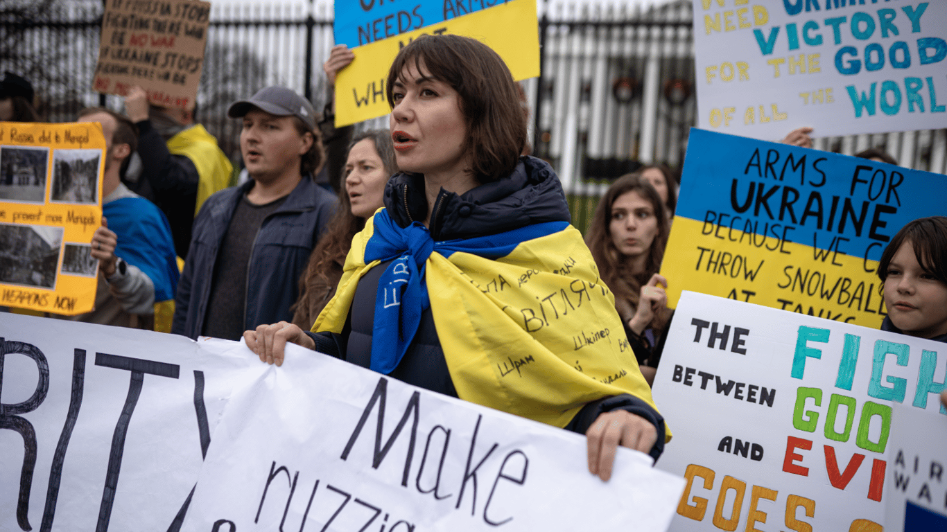 Больше оружия Украине — к Белому Дому вышли активисты поддержать Украину