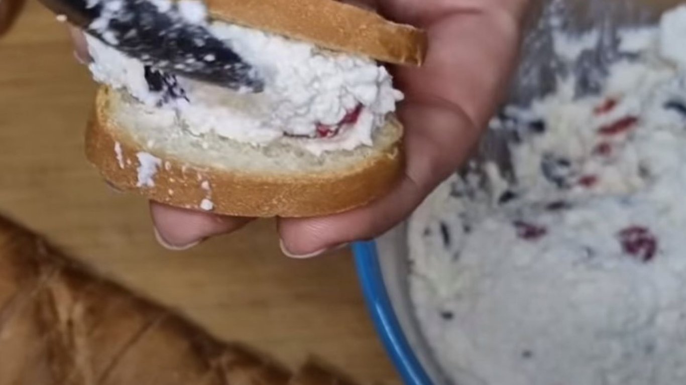 простий смачний сніданок з батона 