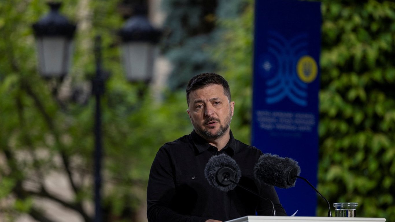 Зеленский присвоил звание Героя Украины легендарному летчику