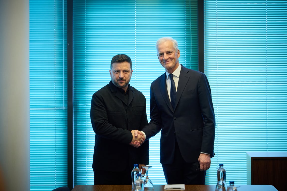 Президент України Володимир Зеленський та прем'єр-міністр Норвегії Йонас Гар Стере під час зустрічі на саміті НАТО в Анкарі