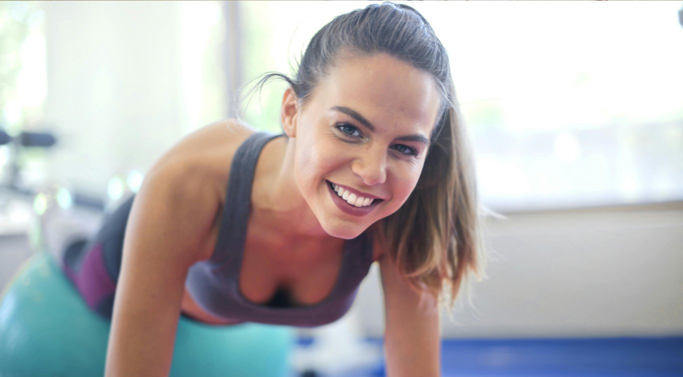 Девушка в спортзале