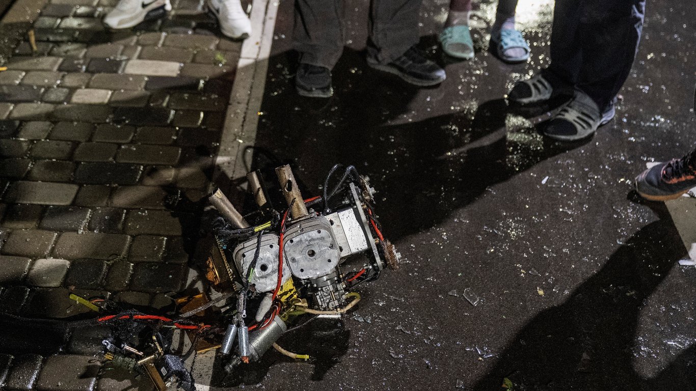 В Киева обломки БПЛА попали в многоэтажку и взлетную полосу Жулян: есть пострадавшие