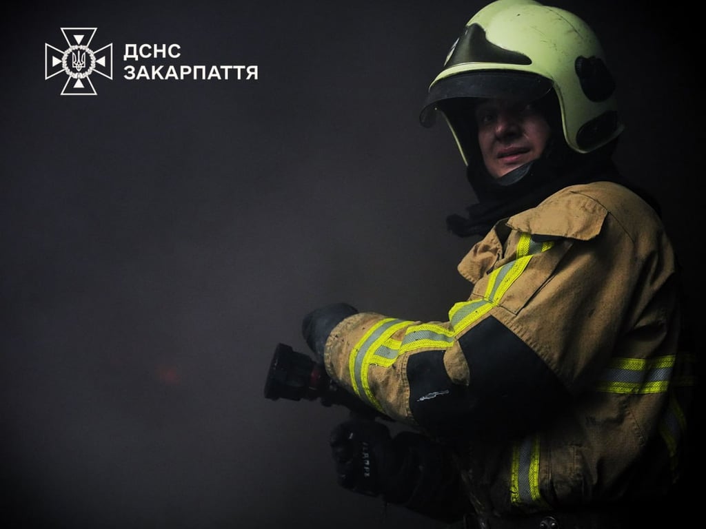 Рятувальники загасили пожежу на підприємстві в Мукачеві після атаки РФ