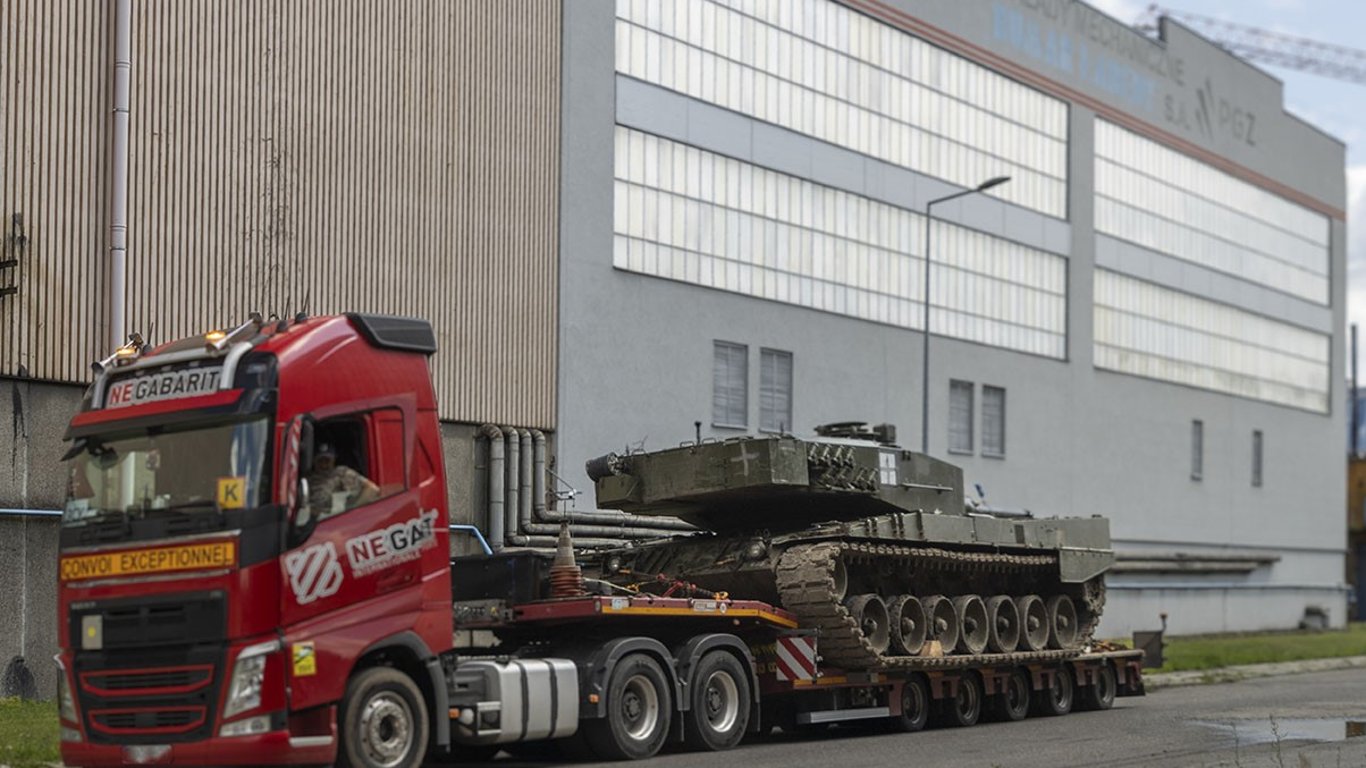 В Польше показали приехавшие на ремонт танки Leopard из Украины