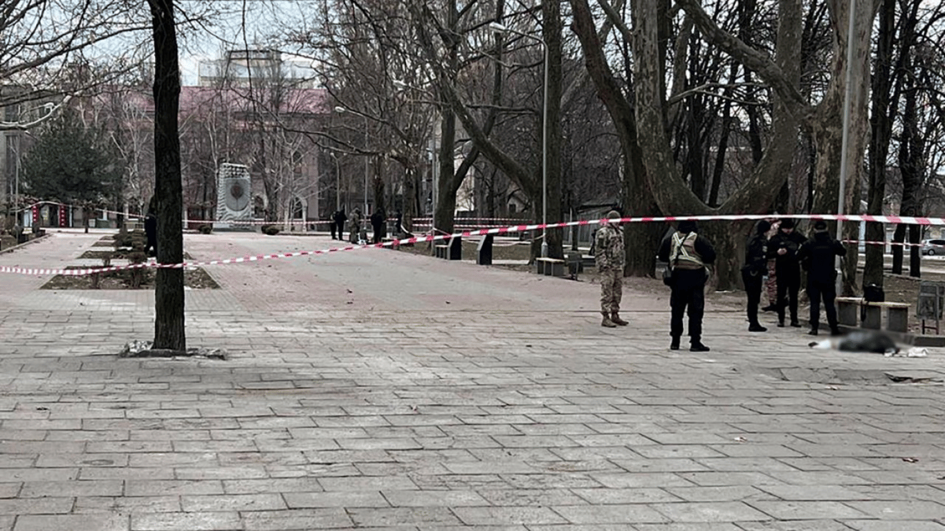 В Запорожье мужчина дважды выстрелил в прохожую и покончил жизнь самоубийством