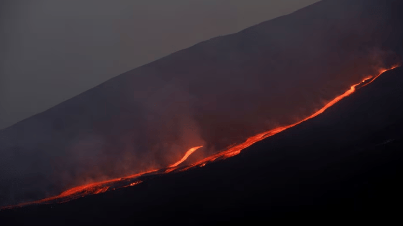 В Италии из-за извержения вулкана Этна приостановили авиаполеты