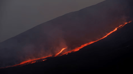 В Италии из-за извержения вулкана Этна приостановили авиаполеты - 285x160