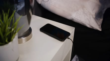 Експерти пояснили, чи можна всю ніч тримати смартфон на зарядці - 285x160