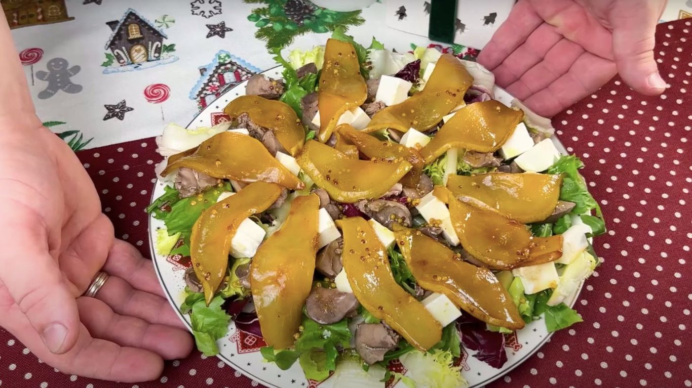 салат с печенью и карамелизированной грушей