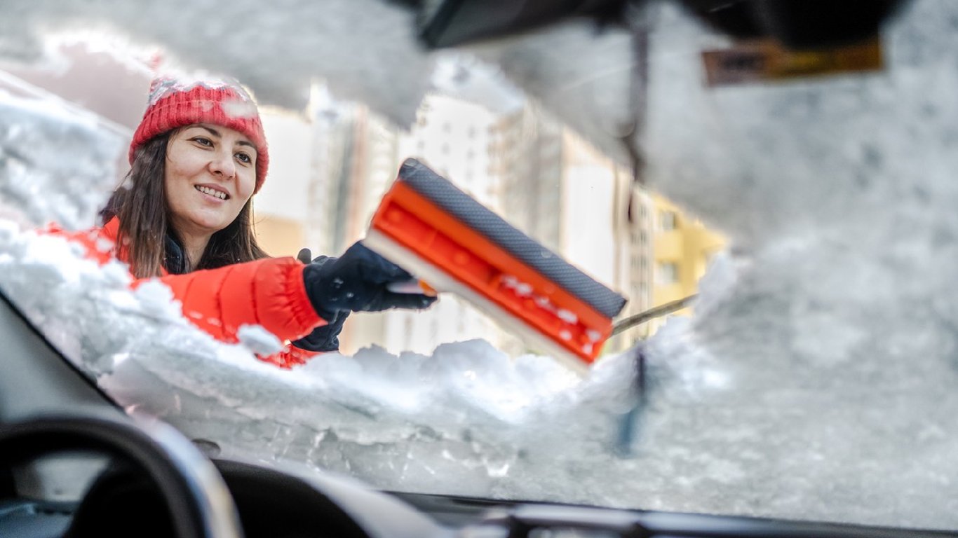Лайфхаки: чего не нужно делать, чтобы очистить лобовое стекло автомобиля от льда