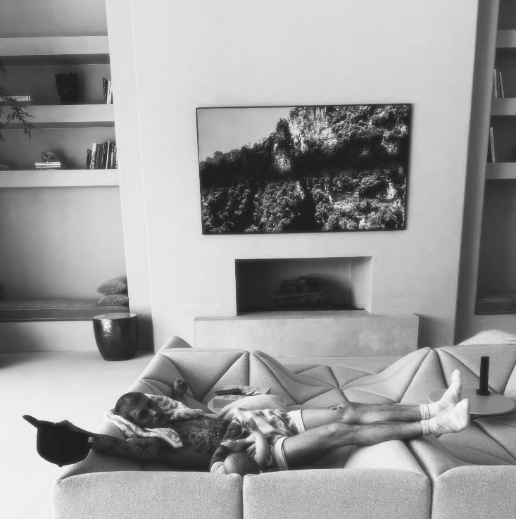 Coziness without luxury - how Justin Bieber's living room is equipped - photo 1