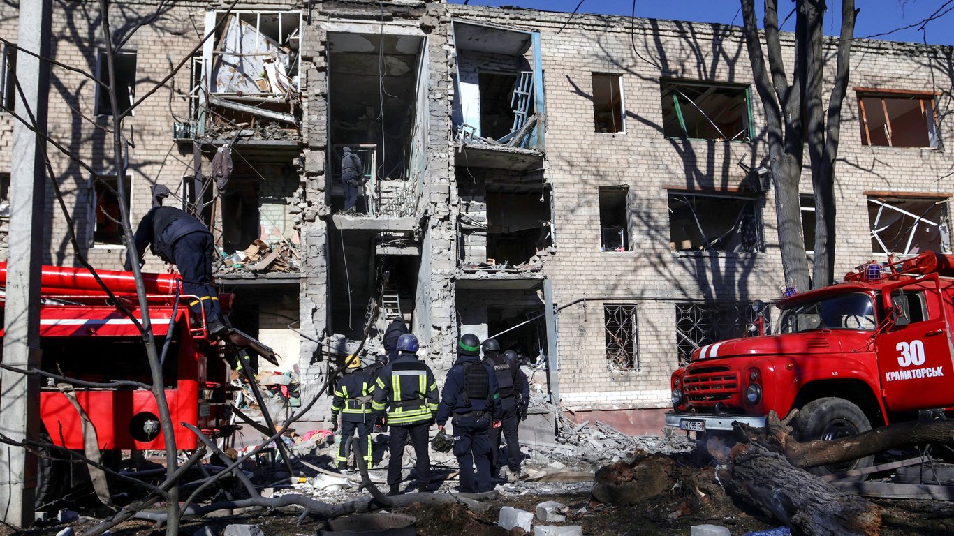Оккупанты обстреляли многоквартирный дом в Краматорске: один человек погиб
