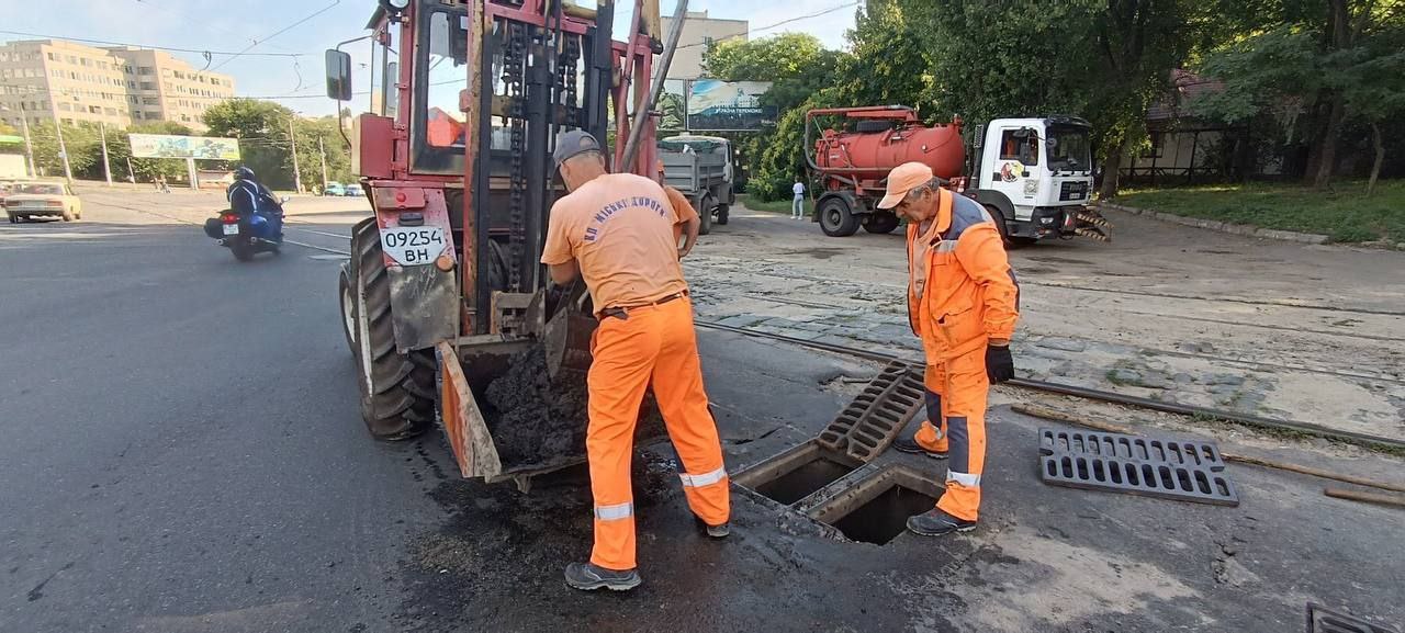 Ремонтні роботи на дорогах Одеси. Фото: КП "Міські дороги"