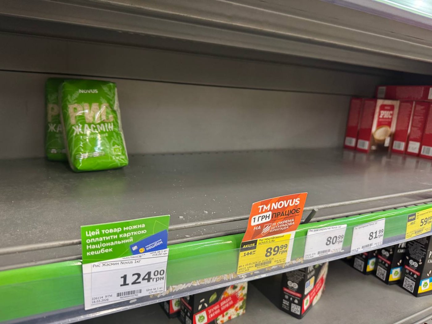 Полки пустые, но не везде: в Киеве раскупили дешевые муку и крупы - фото 6