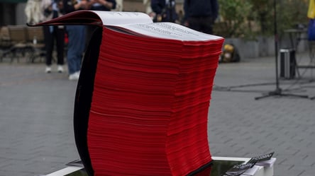 Українські активісти створили 50-кілограмову книгу про злочини РФ в Україні - 285x160