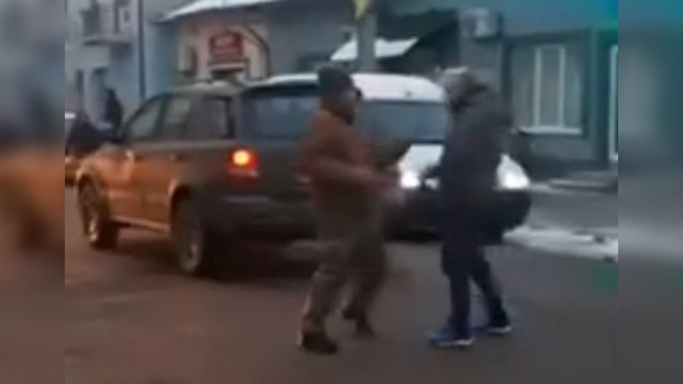 В Ивано-Франковской области пьяный водитель избил военного