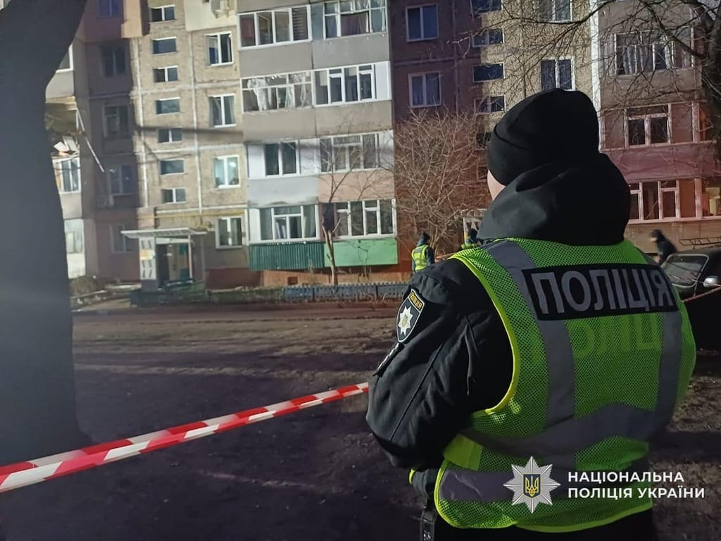 У Чернігові побільшало постраждалих на місці удару РФ по будинку - деталі