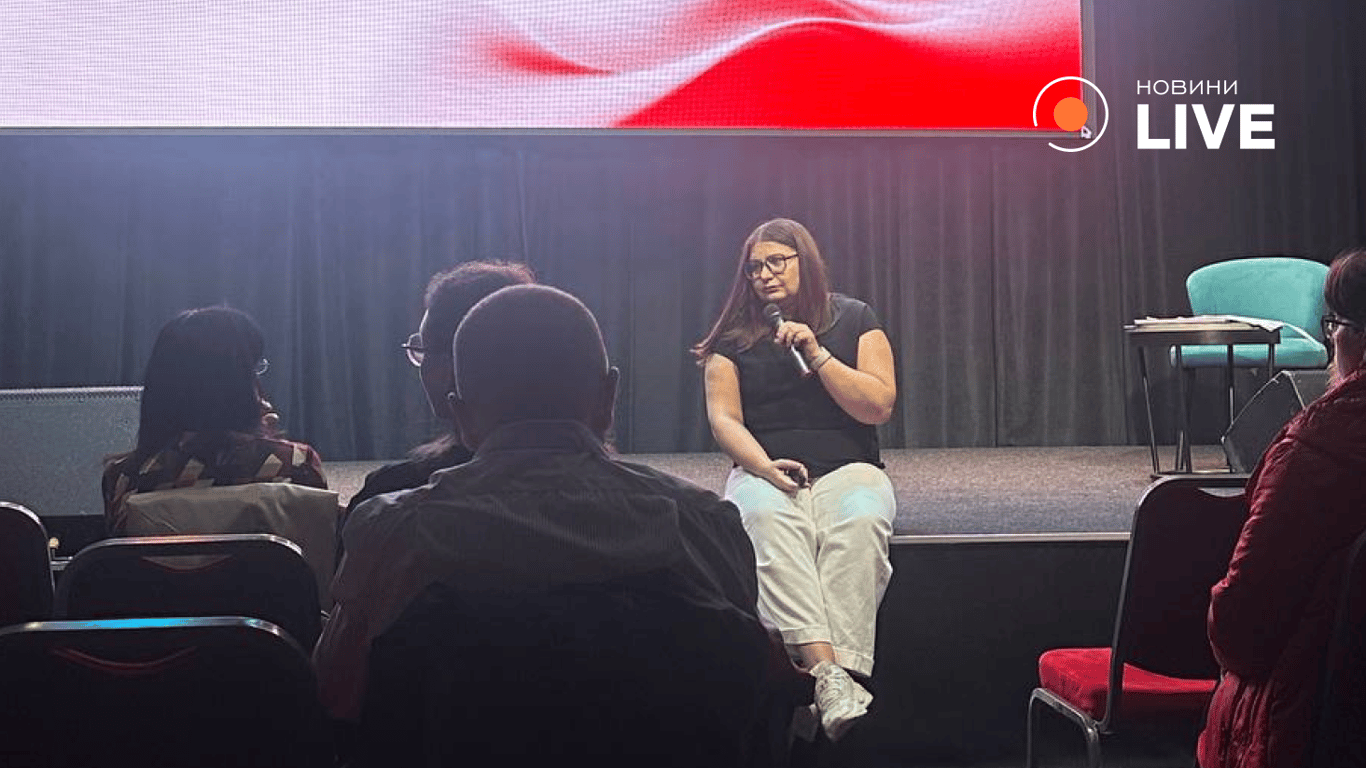 Олена Халік провела лекцію на ВДНГ - фото