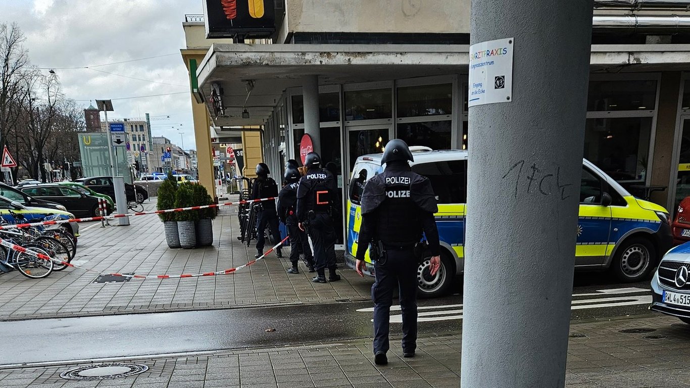 В Германии террорист взял в заложники 11 клиентов аптеки