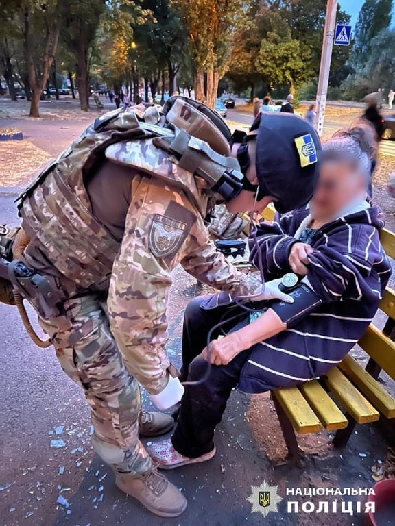 рятувальники надають допомогу постраждалим