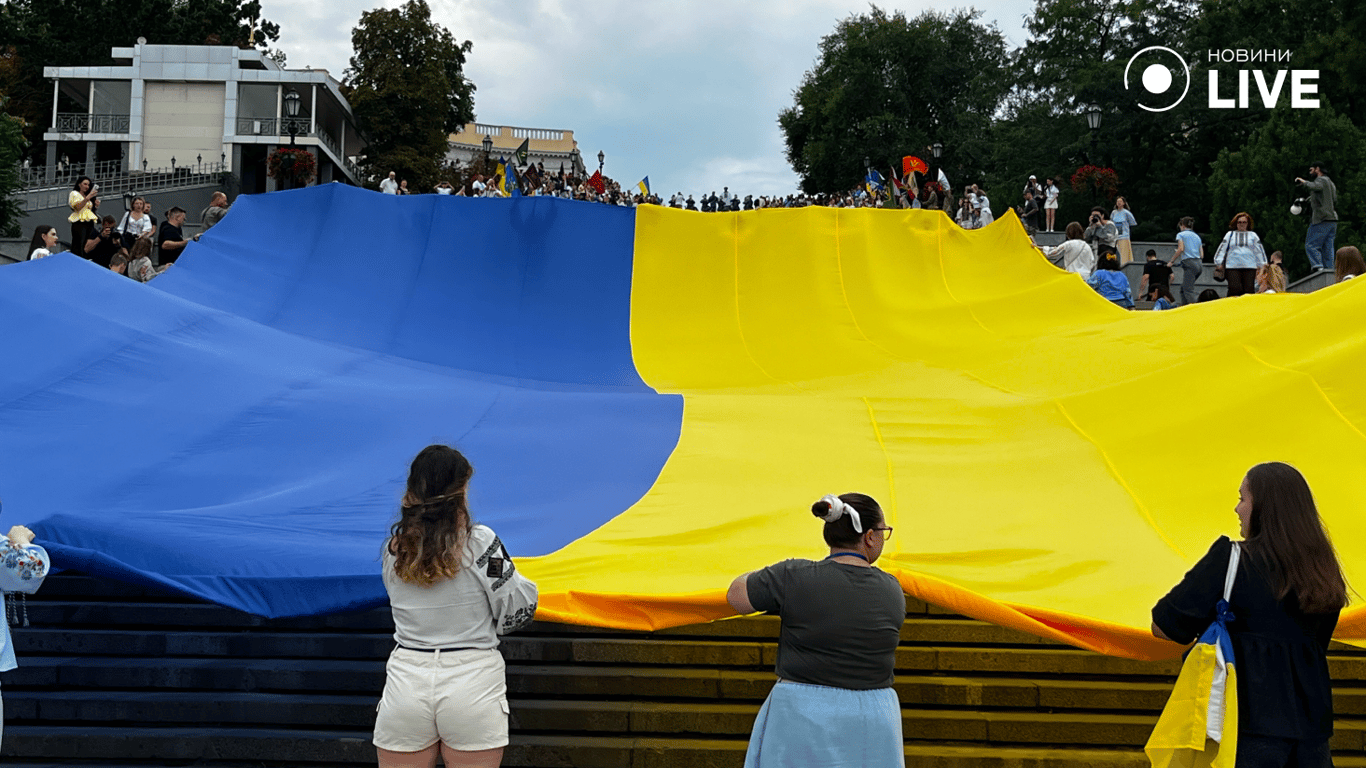 Великий прапор України розгорнули на Приморських сходах Одеси