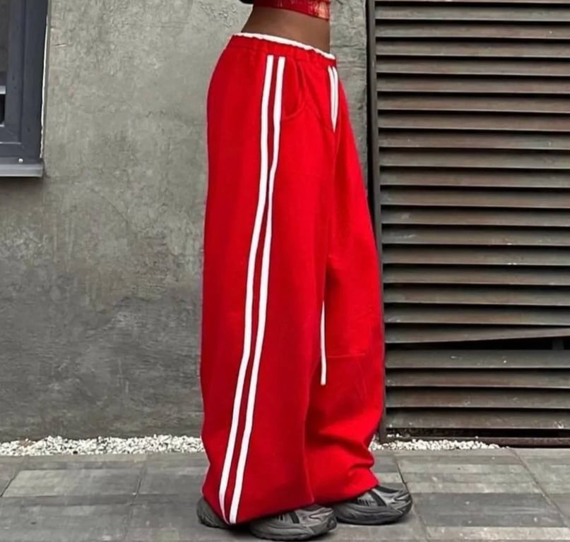 Спортивні штани можна по-різному обіграти в образі