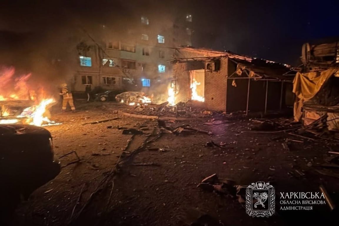 Пожежа після російського удару в передмісті Харкова 11 жовтня