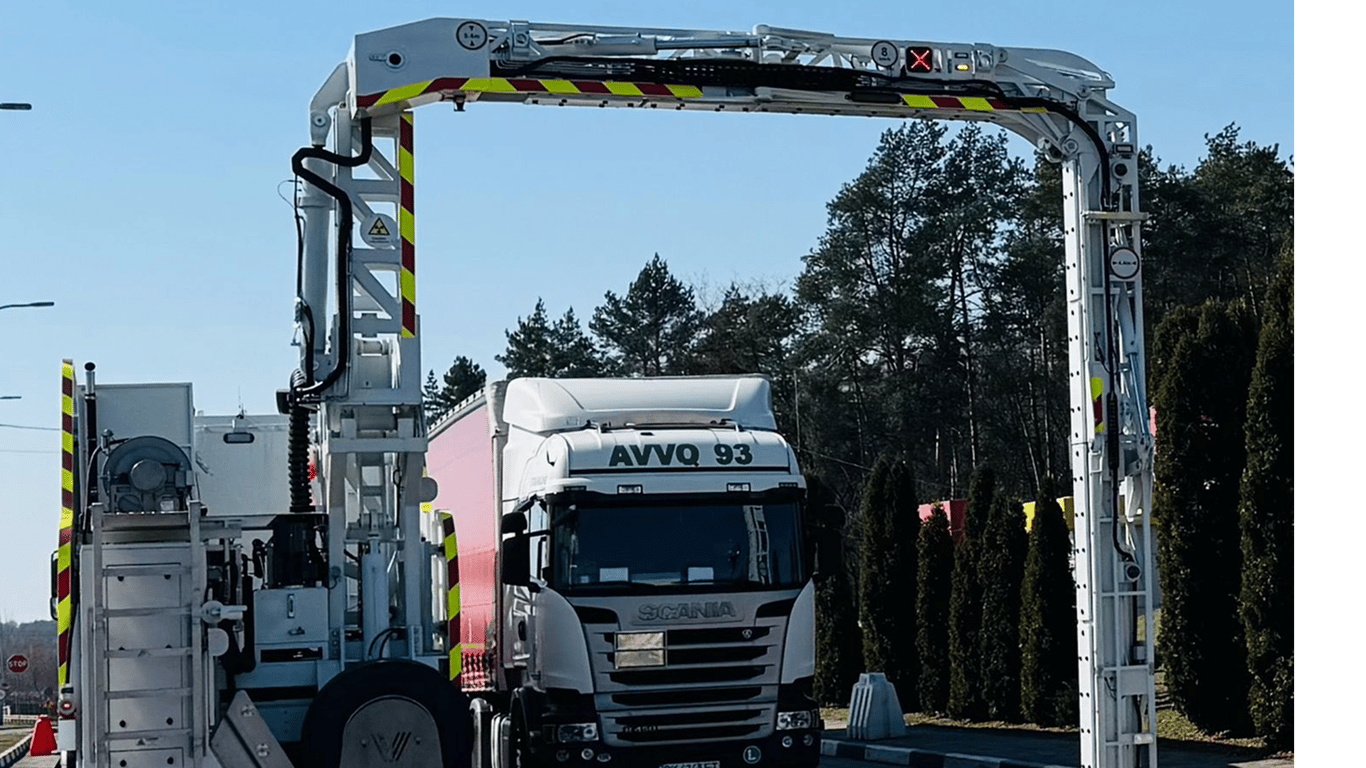 Контроль з ШІ: на кордоні з Польщею просвічують транспорт