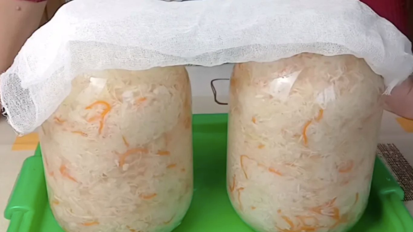 простий рецепт класичної квашеної капусти з морквою