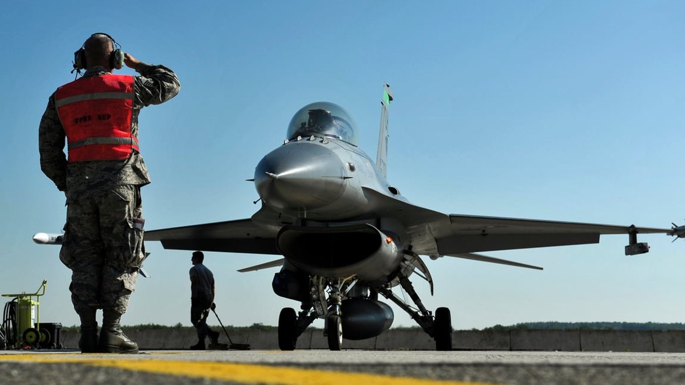 Стало известно, почему Запад решил предоставить F-16.