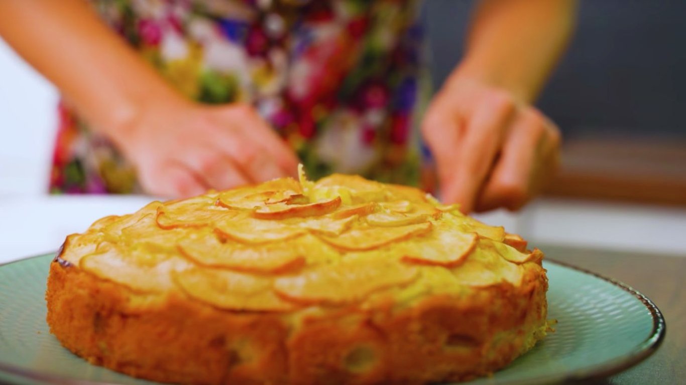 Цей пиріг смачніший і простіший за шарлотки — відео рецепт
