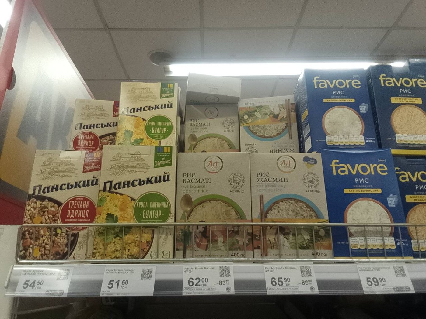 Полиці порожні, але не всюди: у Києві розкупили дешеві борошно та крупи - фото 10